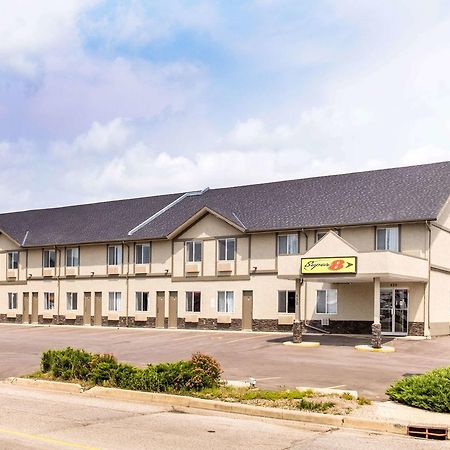 Super 8 By Wyndham Strathmore Exterior foto
